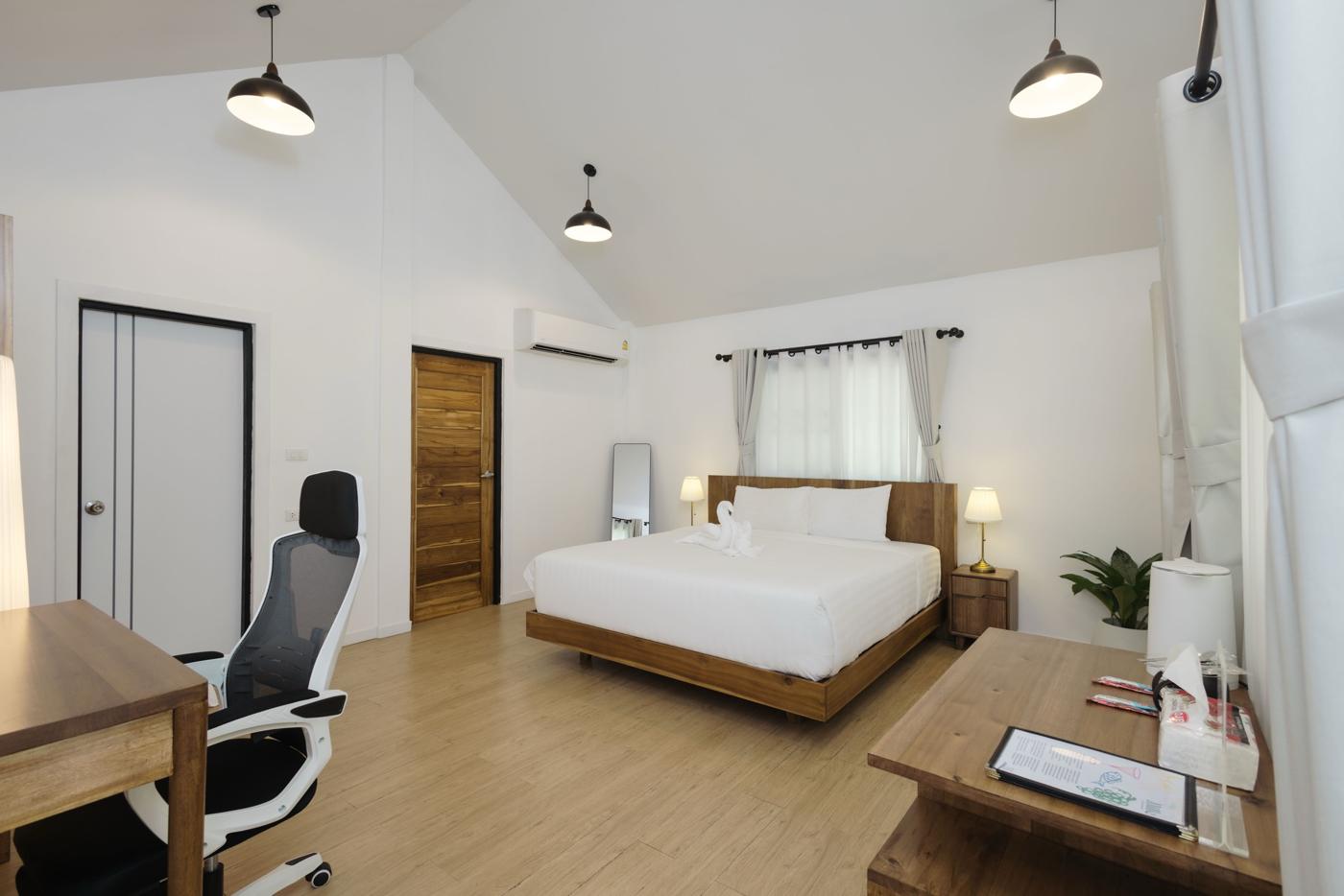 King bed with wooden headboard and bedside lamps